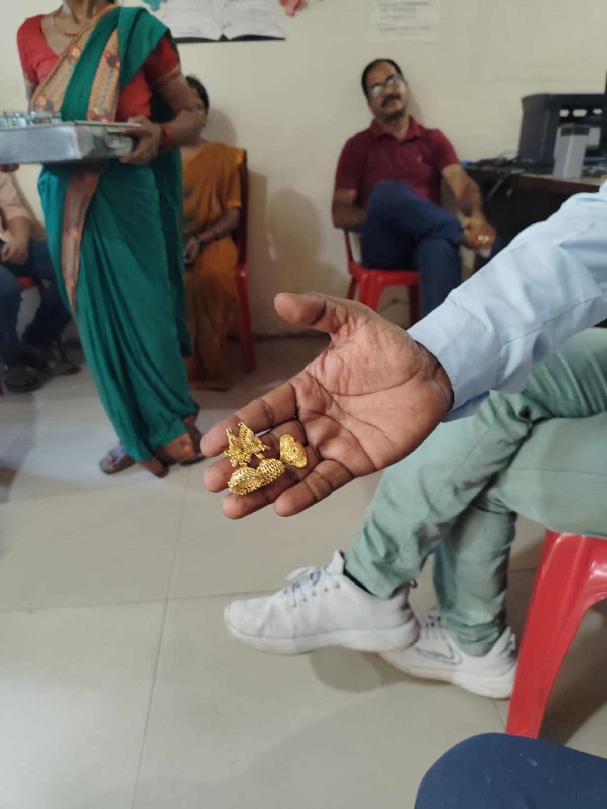 स्कूल में लगे सीसीटीवी कैमरे की जांच करती पुलिस। संवाद स्कूल में लगे सीसीटीवी कैमरे की जांच करती पुलिस। संवाद