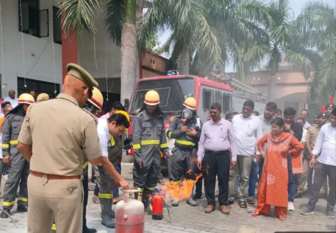 सपहा सीएचसी में फील्ड हॉस्पिटल बनाकर भूकंप में घायलों का ईलाज करतीं स्वास्थ्य विभाग की टीम।संवा सपहा सीएचसी में फील्ड हॉस्पिटल बनाकर भूकंप में घायलों का ईलाज करतीं स्वास्थ्य विभाग की टीम।संवा