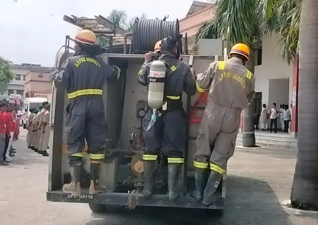 सपहा सीएचसी में फील्ड हॉस्पिटल बनाकर भूकंप में घायलों का ईलाज करतीं स्वास्थ्य विभाग की टीम।संवा सपहा सीएचसी में फील्ड हॉस्पिटल बनाकर भूकंप में घायलों का ईलाज करतीं स्वास्थ्य विभाग की टीम।संवा