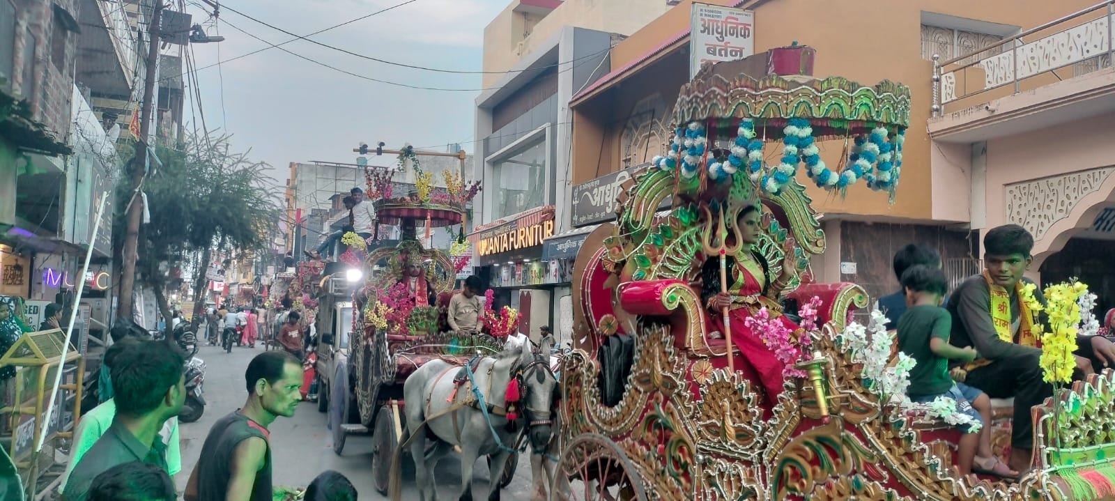 शाहजहांपुर में भगवान श्री विश्वकर्मा शोभायात्रा में नृत्य करते कलाकार। संवाद