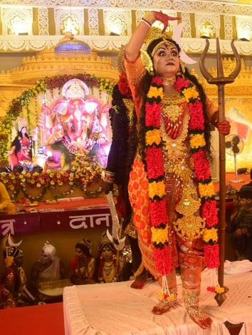 शहर में गणेश चतुर्थी के अवसर पर जगह-जगह हुए आयोजन व गणेश जी की प्रतिमा का विसर्जन करते भक्त शहर में गणेश चतुर्थी के अवसर पर जगह-जगह हुए आयोजन व गणेश जी की प्रतिमा का विसर्जन करते भक्त