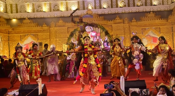 शहर में गणेश चतुर्थी के अवसर पर जगह-जगह हुए आयोजन व गणेश जी की प्रतिमा का विसर्जन करते भक्त शहर में गणेश चतुर्थी के अवसर पर जगह-जगह हुए आयोजन व गणेश जी की प्रतिमा का विसर्जन करते भक्त