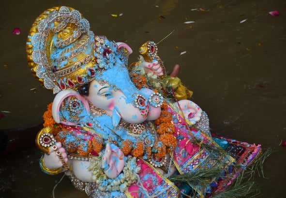 शहर में गणेश चतुर्थी के अवसर पर जगह-जगह हुए आयोजन व गणेश जी की प्रतिमा का विसर्जन करते भक्त शहर में गणेश चतुर्थी के अवसर पर जगह-जगह हुए आयोजन व गणेश जी की प्रतिमा का विसर्जन करते भक्त