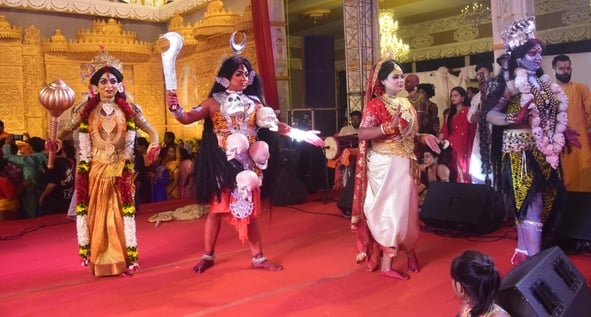 शहर में गणेश चतुर्थी के अवसर पर जगह-जगह हुए आयोजन व गणेश जी की प्रतिमा का विसर्जन करते भक्त शहर में गणेश चतुर्थी के अवसर पर जगह-जगह हुए आयोजन व गणेश जी की प्रतिमा का विसर्जन करते भक्त