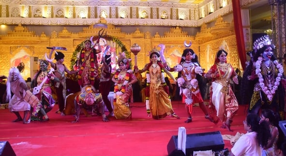 शहर में गणेश चतुर्थी के अवसर पर जगह-जगह हुए आयोजन व गणेश जी की प्रतिमा का विसर्जन करते भक्त शहर में गणेश चतुर्थी के अवसर पर जगह-जगह हुए आयोजन व गणेश जी की प्रतिमा का विसर्जन करते भक्त