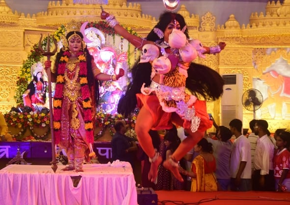 शहर में गणेश चतुर्थी के अवसर पर जगह-जगह हुए आयोजन व गणेश जी की प्रतिमा का विसर्जन करते भक्त शहर में गणेश चतुर्थी के अवसर पर जगह-जगह हुए आयोजन व गणेश जी की प्रतिमा का विसर्जन करते भक्त