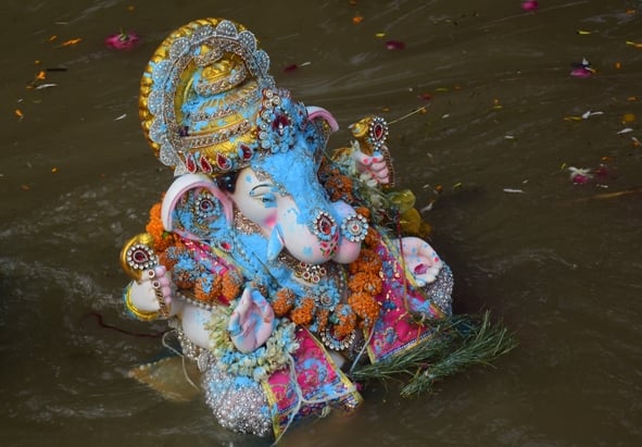 शहर में गणेश चतुर्थी के अवसर पर जगह-जगह हुए आयोजन व गणेश जी की प्रतिमा का विसर्जन करते भक्त शहर में गणेश चतुर्थी के अवसर पर जगह-जगह हुए आयोजन व गणेश जी की प्रतिमा का विसर्जन करते भक्त