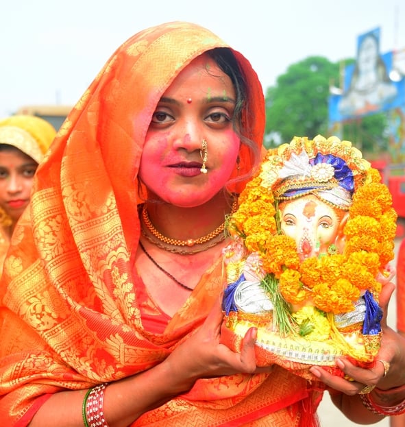 शहर में गणेश चतुर्थी के अवसर पर जगह-जगह हुए आयोजन व गणेश जी की प्रतिमा का विसर्जन करते भक्त शहर में गणेश चतुर्थी के अवसर पर जगह-जगह हुए आयोजन व गणेश जी की प्रतिमा का विसर्जन करते भक्त