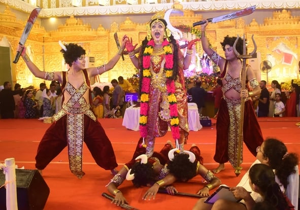 शहर में गणेश चतुर्थी के अवसर पर जगह-जगह हुए आयोजन व गणेश जी की प्रतिमा का विसर्जन करते भक्त शहर में गणेश चतुर्थी के अवसर पर जगह-जगह हुए आयोजन व गणेश जी की प्रतिमा का विसर्जन करते भक्त
