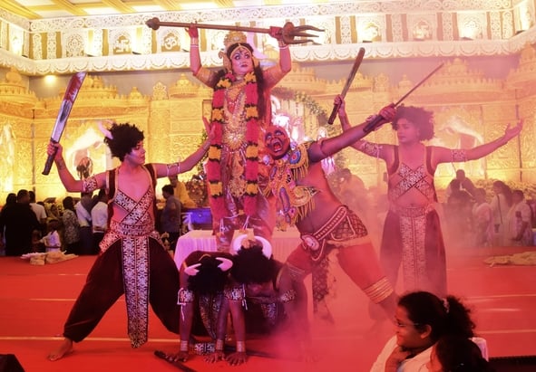 शहर में गणेश चतुर्थी के अवसर पर जगह-जगह हुए आयोजन व गणेश जी की प्रतिमा का विसर्जन करते भक्त शहर में गणेश चतुर्थी के अवसर पर जगह-जगह हुए आयोजन व गणेश जी की प्रतिमा का विसर्जन करते भक्त