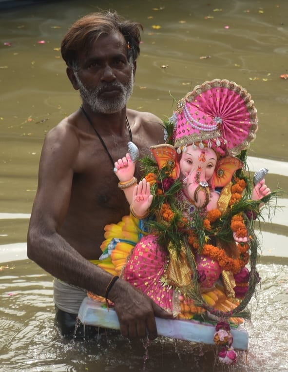 शहर में गणेश चतुर्थी के अवसर पर जगह-जगह हुए आयोजन व गणेश जी की प्रतिमा का विसर्जन करते भक्त शहर में गणेश चतुर्थी के अवसर पर जगह-जगह हुए आयोजन व गणेश जी की प्रतिमा का विसर्जन करते भक्त