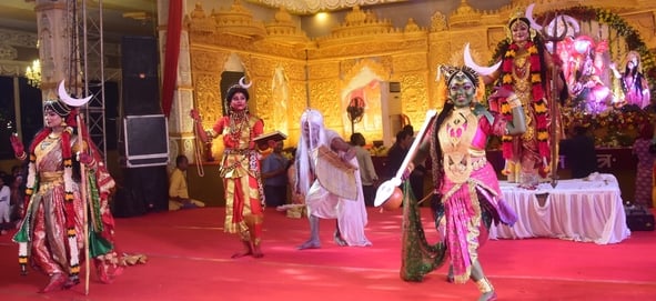 शहर में गणेश चतुर्थी के अवसर पर जगह-जगह हुए आयोजन व गणेश जी की प्रतिमा का विसर्जन करते भक्त शहर में गणेश चतुर्थी के अवसर पर जगह-जगह हुए आयोजन व गणेश जी की प्रतिमा का विसर्जन करते भक्त
