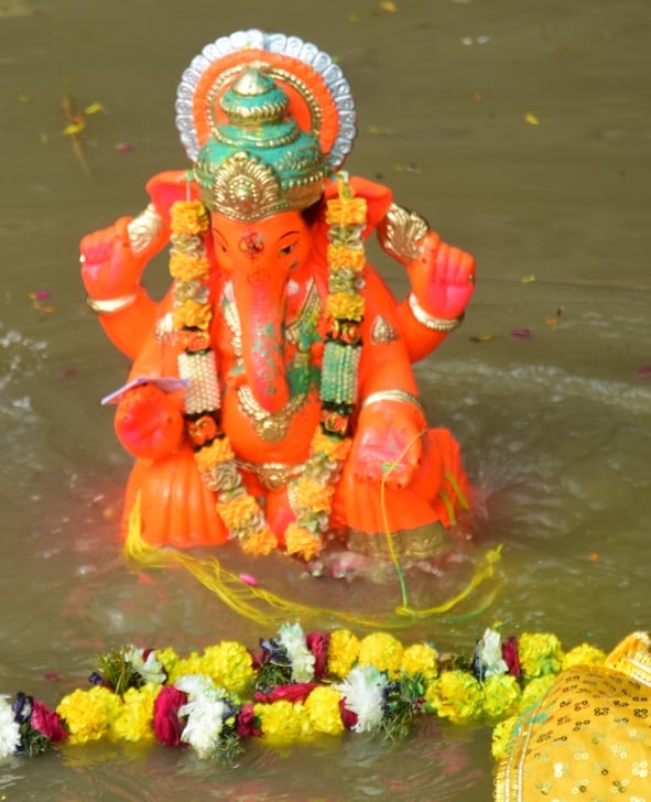 शहर में गणेश चतुर्थी के अवसर पर जगह-जगह हुए आयोजन व गणेश जी की प्रतिमा का विसर्जन करते भक्त शहर में गणेश चतुर्थी के अवसर पर जगह-जगह हुए आयोजन व गणेश जी की प्रतिमा का विसर्जन करते भक्त