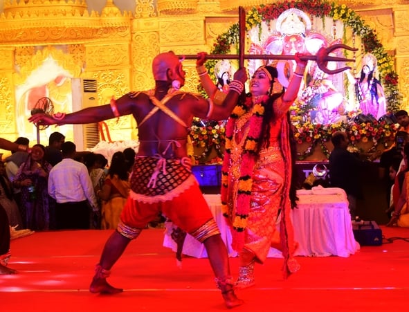 शहर में गणेश चतुर्थी के अवसर पर जगह-जगह हुए आयोजन व गणेश जी की प्रतिमा का विसर्जन करते भक्त शहर में गणेश चतुर्थी के अवसर पर जगह-जगह हुए आयोजन व गणेश जी की प्रतिमा का विसर्जन करते भक्त