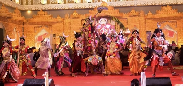 शहर में गणेश चतुर्थी के अवसर पर जगह-जगह हुए आयोजन व गणेश जी की प्रतिमा का विसर्जन करते भक्त शहर में गणेश चतुर्थी के अवसर पर जगह-जगह हुए आयोजन व गणेश जी की प्रतिमा का विसर्जन करते भक्त