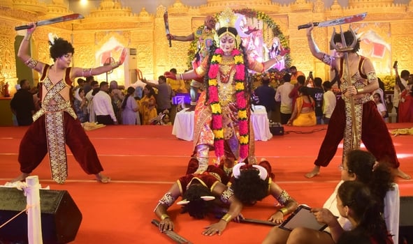 शहर में गणेश चतुर्थी के अवसर पर जगह-जगह हुए आयोजन व गणेश जी की प्रतिमा का विसर्जन करते भक्त शहर में गणेश चतुर्थी के अवसर पर जगह-जगह हुए आयोजन व गणेश जी की प्रतिमा का विसर्जन करते भक्त