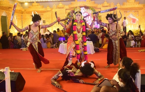 शहर में गणेश चतुर्थी के अवसर पर जगह-जगह हुए आयोजन व गणेश जी की प्रतिमा का विसर्जन करते भक्त शहर में गणेश चतुर्थी के अवसर पर जगह-जगह हुए आयोजन व गणेश जी की प्रतिमा का विसर्जन करते भक्त