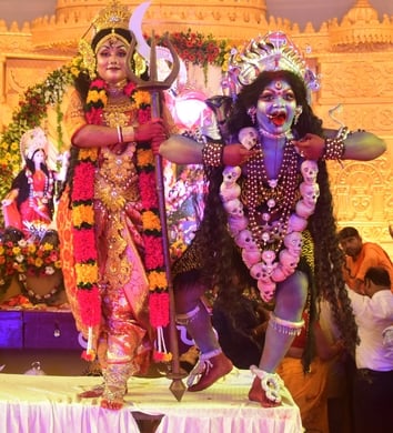 शहर में गणेश चतुर्थी के अवसर पर जगह-जगह हुए आयोजन व गणेश जी की प्रतिमा का विसर्जन करते भक्त शहर में गणेश चतुर्थी के अवसर पर जगह-जगह हुए आयोजन व गणेश जी की प्रतिमा का विसर्जन करते भक्त