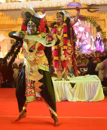 शहर में गणेश चतुर्थी के अवसर पर जगह-जगह हुए आयोजन व गणेश जी की प्रतिमा का विसर्जन करते भक्त शहर में गणेश चतुर्थी के अवसर पर जगह-जगह हुए आयोजन व गणेश जी की प्रतिमा का विसर्जन करते भक्त