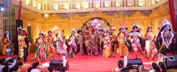 शहर में गणेश चतुर्थी के अवसर पर जगह-जगह हुए आयोजन व गणेश जी की प्रतिमा का विसर्जन करते भक्त शहर में गणेश चतुर्थी के अवसर पर जगह-जगह हुए आयोजन व गणेश जी की प्रतिमा का विसर्जन करते भक्त