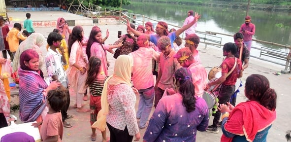 शहर में गणेश चतुर्थी के अवसर पर जगह-जगह हुए आयोजन व गणेश जी की प्रतिमा का विसर्जन करते भक्त शहर में गणेश चतुर्थी के अवसर पर जगह-जगह हुए आयोजन व गणेश जी की प्रतिमा का विसर्जन करते भक्त