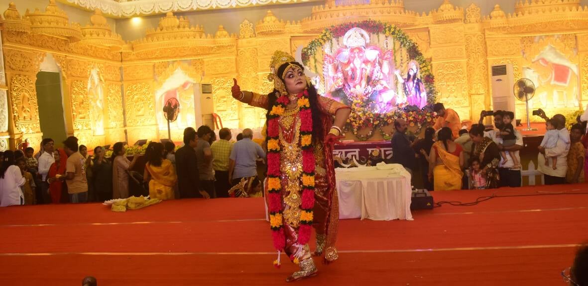 शहर में गणेश चतुर्थी के अवसर पर जगह-जगह हुए आयोजन व गणेश जी की प्रतिमा का विसर्जन करते भक्त शहर में गणेश चतुर्थी के अवसर पर जगह-जगह हुए आयोजन व गणेश जी की प्रतिमा का विसर्जन करते भक्त