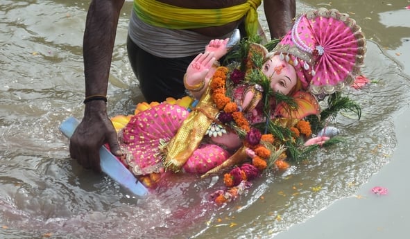 शहर में गणेश चतुर्थी के अवसर पर जगह-जगह हुए आयोजन व गणेश जी की प्रतिमा का विसर्जन करते भक्त शहर में गणेश चतुर्थी के अवसर पर जगह-जगह हुए आयोजन व गणेश जी की प्रतिमा का विसर्जन करते भक्त