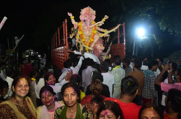 शहर में गणेश चतुर्थी के अवसर पर जगह-जगह हुए आयोजन व गणेश जी की प्रतिमा का विसर्जन करते भक्त शहर में गणेश चतुर्थी के अवसर पर जगह-जगह हुए आयोजन व गणेश जी की प्रतिमा का विसर्जन करते भक्त