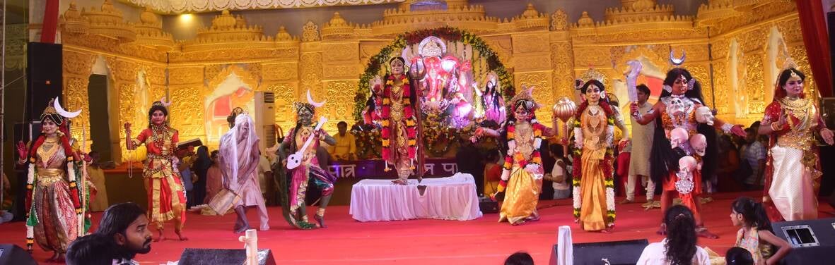 शहर में गणेश चतुर्थी के अवसर पर जगह-जगह हुए आयोजन व गणेश जी की प्रतिमा का विसर्जन करते भक्त शहर में गणेश चतुर्थी के अवसर पर जगह-जगह हुए आयोजन व गणेश जी की प्रतिमा का विसर्जन करते भक्त