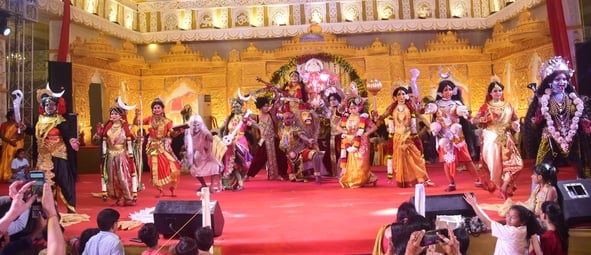 शहर में गणेश चतुर्थी के अवसर पर जगह-जगह हुए आयोजन व गणेश जी की प्रतिमा का विसर्जन करते भक्त शहर में गणेश चतुर्थी के अवसर पर जगह-जगह हुए आयोजन व गणेश जी की प्रतिमा का विसर्जन करते भक्त