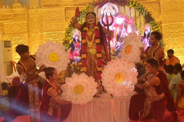 शहर में गणेश चतुर्थी के अवसर पर जगह-जगह हुए आयोजन व गणेश जी की प्रतिमा का विसर्जन करते भक्त शहर में गणेश चतुर्थी के अवसर पर जगह-जगह हुए आयोजन व गणेश जी की प्रतिमा का विसर्जन करते भक्त