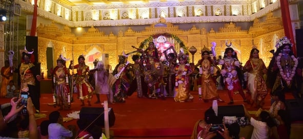 शहर में गणेश चतुर्थी के अवसर पर जगह-जगह हुए आयोजन व गणेश जी की प्रतिमा का विसर्जन करते भक्त शहर में गणेश चतुर्थी के अवसर पर जगह-जगह हुए आयोजन व गणेश जी की प्रतिमा का विसर्जन करते भक्त