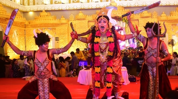 शहर में गणेश चतुर्थी के अवसर पर जगह-जगह हुए आयोजन व गणेश जी की प्रतिमा का विसर्जन करते भक्त शहर में गणेश चतुर्थी के अवसर पर जगह-जगह हुए आयोजन व गणेश जी की प्रतिमा का विसर्जन करते भक्त
