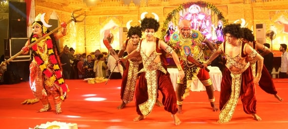 शहर में गणेश चतुर्थी के अवसर पर जगह-जगह हुए आयोजन व गणेश जी की प्रतिमा का विसर्जन करते भक्त शहर में गणेश चतुर्थी के अवसर पर जगह-जगह हुए आयोजन व गणेश जी की प्रतिमा का विसर्जन करते भक्त
