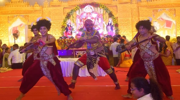 शहर में गणेश चतुर्थी के अवसर पर जगह-जगह हुए आयोजन व गणेश जी की प्रतिमा का विसर्जन करते भक्त शहर में गणेश चतुर्थी के अवसर पर जगह-जगह हुए आयोजन व गणेश जी की प्रतिमा का विसर्जन करते भक्त