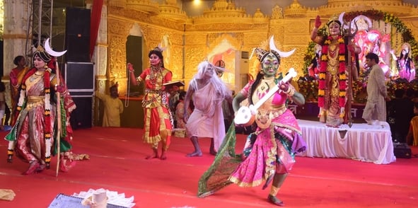 शहर में गणेश चतुर्थी के अवसर पर जगह-जगह हुए आयोजन व गणेश जी की प्रतिमा का विसर्जन करते भक्त शहर में गणेश चतुर्थी के अवसर पर जगह-जगह हुए आयोजन व गणेश जी की प्रतिमा का विसर्जन करते भक्त