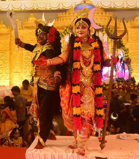 शहर में गणेश चतुर्थी के अवसर पर जगह-जगह हुए आयोजन व गणेश जी की प्रतिमा का विसर्जन करते भक्त शहर में गणेश चतुर्थी के अवसर पर जगह-जगह हुए आयोजन व गणेश जी की प्रतिमा का विसर्जन करते भक्त