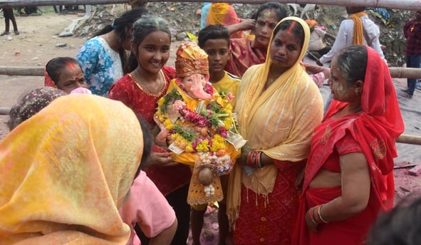 शहर में गणेश चतुर्थी के अवसर पर जगह-जगह हुए आयोजन व गणेश जी की प्रतिमा का विसर्जन करते भक्त शहर में गणेश चतुर्थी के अवसर पर जगह-जगह हुए आयोजन व गणेश जी की प्रतिमा का विसर्जन करते भक्त