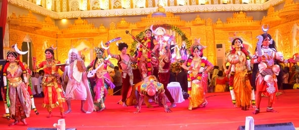 शहर में गणेश चतुर्थी के अवसर पर जगह-जगह हुए आयोजन व गणेश जी की प्रतिमा का विसर्जन करते भक्त शहर में गणेश चतुर्थी के अवसर पर जगह-जगह हुए आयोजन व गणेश जी की प्रतिमा का विसर्जन करते भक्त