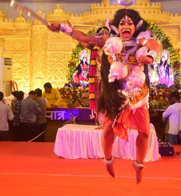 शहर में गणेश चतुर्थी के अवसर पर जगह-जगह हुए आयोजन व गणेश जी की प्रतिमा का विसर्जन करते भक्त शहर में गणेश चतुर्थी के अवसर पर जगह-जगह हुए आयोजन व गणेश जी की प्रतिमा का विसर्जन करते भक्त