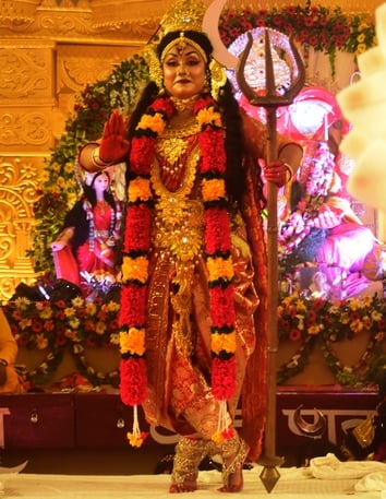 शहर में गणेश चतुर्थी के अवसर पर जगह-जगह हुए आयोजन व गणेश जी की प्रतिमा का विसर्जन करते भक्त शहर में गणेश चतुर्थी के अवसर पर जगह-जगह हुए आयोजन व गणेश जी की प्रतिमा का विसर्जन करते भक्त
