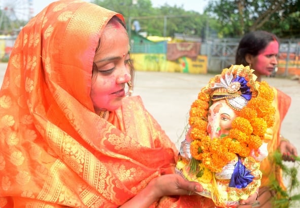 शहर में गणेश चतुर्थी के अवसर पर जगह-जगह हुए आयोजन व गणेश जी की प्रतिमा का विसर्जन करते भक्त शहर में गणेश चतुर्थी के अवसर पर जगह-जगह हुए आयोजन व गणेश जी की प्रतिमा का विसर्जन करते भक्त