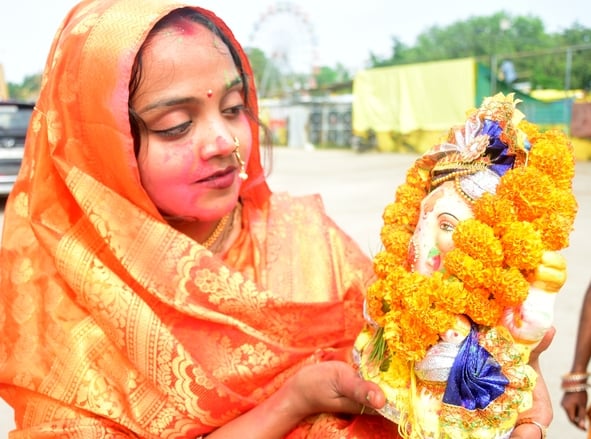 शहर में गणेश चतुर्थी के अवसर पर जगह-जगह हुए आयोजन व गणेश जी की प्रतिमा का विसर्जन करते भक्त शहर में गणेश चतुर्थी के अवसर पर जगह-जगह हुए आयोजन व गणेश जी की प्रतिमा का विसर्जन करते भक्त