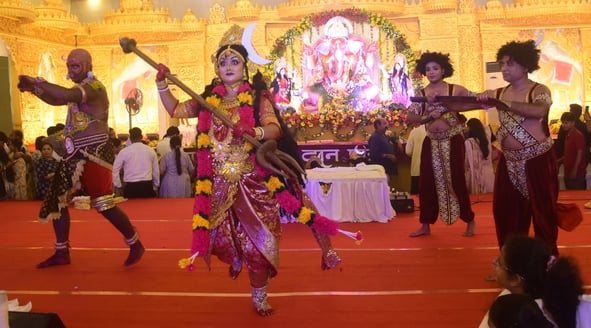 शहर में गणेश चतुर्थी के अवसर पर जगह-जगह हुए आयोजन व गणेश जी की प्रतिमा का विसर्जन करते भक्त शहर में गणेश चतुर्थी के अवसर पर जगह-जगह हुए आयोजन व गणेश जी की प्रतिमा का विसर्जन करते भक्त