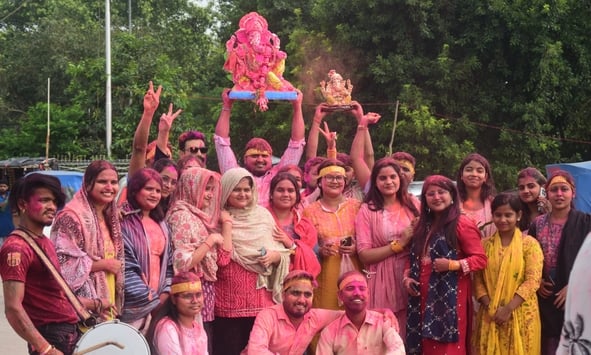 शहर में गणेश चतुर्थी के अवसर पर जगह-जगह हुए आयोजन व गणेश जी की प्रतिमा का विसर्जन करते भक्त शहर में गणेश चतुर्थी के अवसर पर जगह-जगह हुए आयोजन व गणेश जी की प्रतिमा का विसर्जन करते भक्त