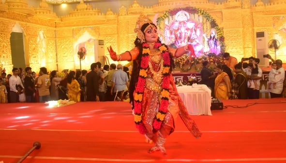 शहर में गणेश चतुर्थी के अवसर पर जगह-जगह हुए आयोजन व गणेश जी की प्रतिमा का विसर्जन करते भक्त शहर में गणेश चतुर्थी के अवसर पर जगह-जगह हुए आयोजन व गणेश जी की प्रतिमा का विसर्जन करते भक्त
