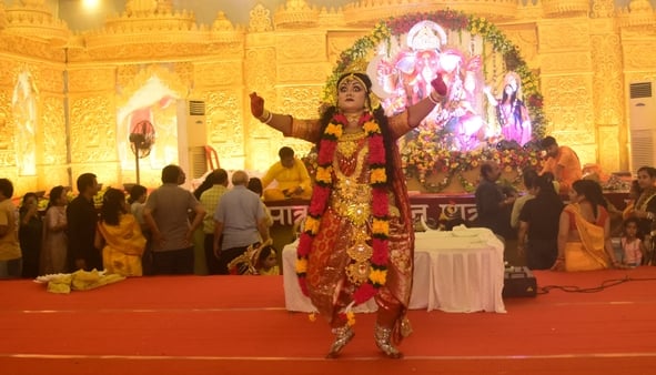 शहर में गणेश चतुर्थी के अवसर पर जगह-जगह हुए आयोजन व गणेश जी की प्रतिमा का विसर्जन करते भक्त शहर में गणेश चतुर्थी के अवसर पर जगह-जगह हुए आयोजन व गणेश जी की प्रतिमा का विसर्जन करते भक्त