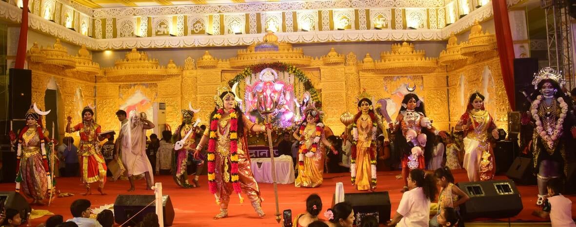 शहर में गणेश चतुर्थी के अवसर पर जगह-जगह हुए आयोजन व गणेश जी की प्रतिमा का विसर्जन करते भक्त शहर में गणेश चतुर्थी के अवसर पर जगह-जगह हुए आयोजन व गणेश जी की प्रतिमा का विसर्जन करते भक्त
