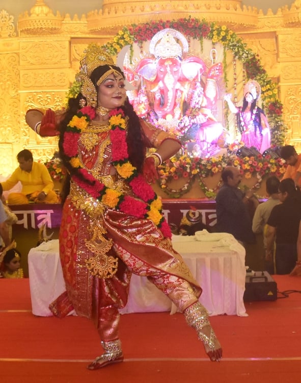 शहर में गणेश चतुर्थी के अवसर पर जगह-जगह हुए आयोजन व गणेश जी की प्रतिमा का विसर्जन करते भक्त शहर में गणेश चतुर्थी के अवसर पर जगह-जगह हुए आयोजन व गणेश जी की प्रतिमा का विसर्जन करते भक्त