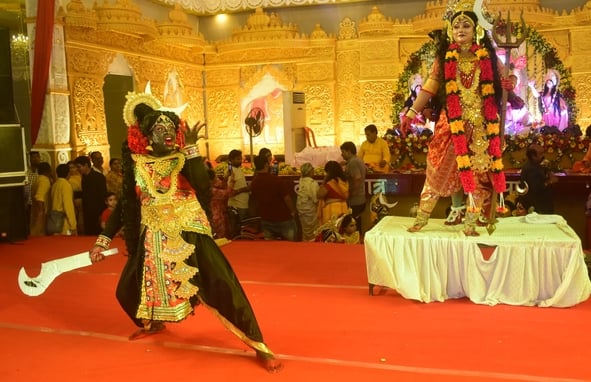 शहर में गणेश चतुर्थी के अवसर पर जगह-जगह हुए आयोजन व गणेश जी की प्रतिमा का विसर्जन करते भक्त शहर में गणेश चतुर्थी के अवसर पर जगह-जगह हुए आयोजन व गणेश जी की प्रतिमा का विसर्जन करते भक्त